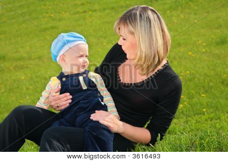 Madre e Chld sedersi sul prato