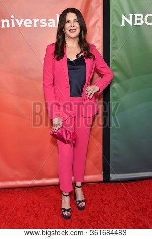 LOS ANGELES - JAN 11:  Lauren Graham on the red carpet at the NBCUniversal Winter TCA 2020 on January 11, 2020 in Pasadena, CA                