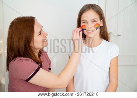 Stay Home. Redhead Mom Draws The Blonde Girl Of The Rainbow On Her Face. Flashmob Chasetherainbow.