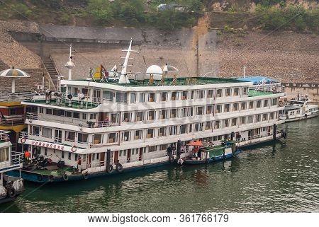 Baidicheng, China - May 7, 2010: Qutang Gorge On Yangtze River. Small Boat With Ambulant Vendor Sell
