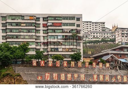 Baidicheng, China - May 7, 2010: Qutang Gorge On Yangtze River. Gray-white Facades Of Multi-level Re
