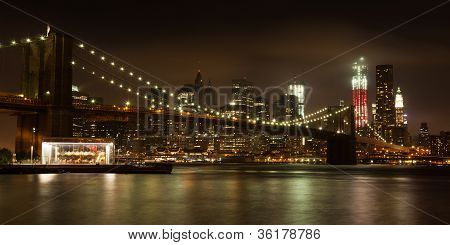 Panoranic udsigt over Manhattan Skyline om natten fra Brooklyn Bridge Park