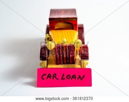 Front Close Up Shot Of A Vintage Four-wheeler With Car Loan On Pink Colored Sticky Note