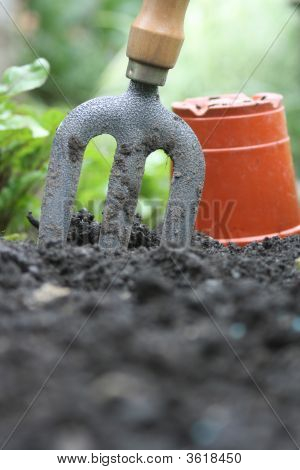 Zahradní vidlička a Pot