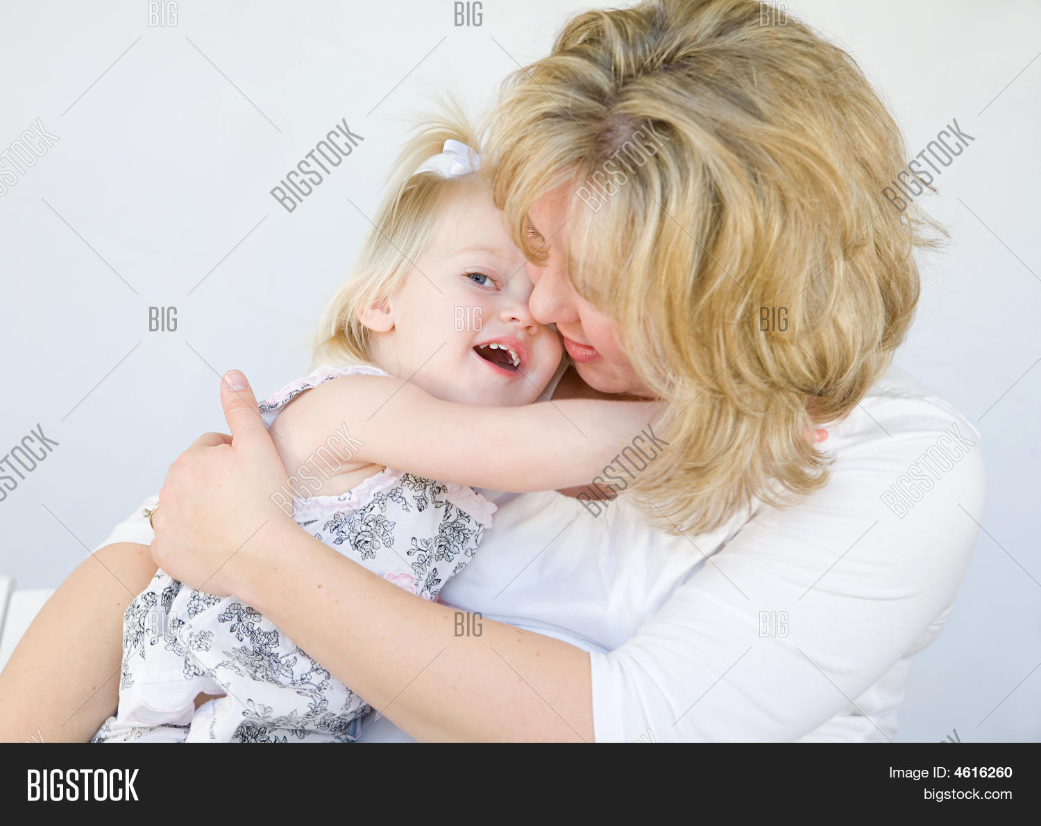 Мама и взрослые дети. Родители и дети. Тетя обнимает. Upset hug. Дочка взрослая.