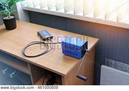 Portable Electricity Generator, Rotate With Your Hand, Usb Cable Is Connected To Powerbank For Emerg