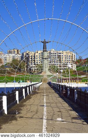 Cheboksary, Russia, 13.05.2022. The Capital Of The Chuvash Republic. Pedestrian Bridge To The Statue