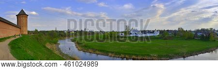Suzdal, Russia, 05.09.2022. At The Walls Of The Spaso-evfimiev Monastery. High Bank Of The Kamenka R