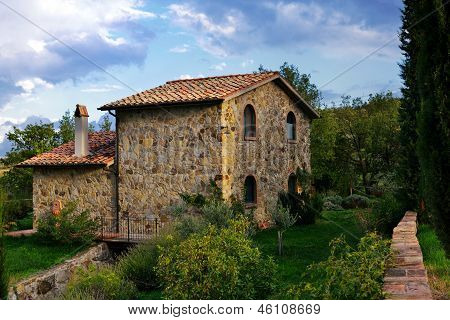 Tuscan evi