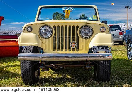 Daytona Beach, Fl - November 24, 2018: Low Perspective Front View Of A 1966 Kaiser Jeep Jeepster Com