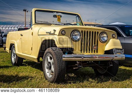 Daytona Beach, Fl - November 24, 2018: Low Perspective Front Corner View Of A 1966 Kaiser Jeep Jeeps