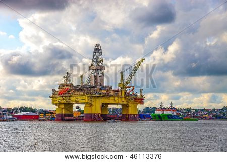 Olio Rig una giornata nuvolosa