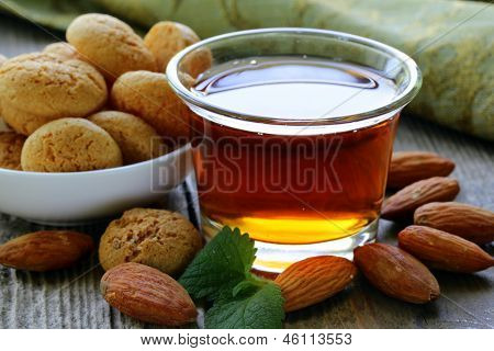 Liquore dolce Amaretto con biscotti alle mandorle (amarittini) e i dadi