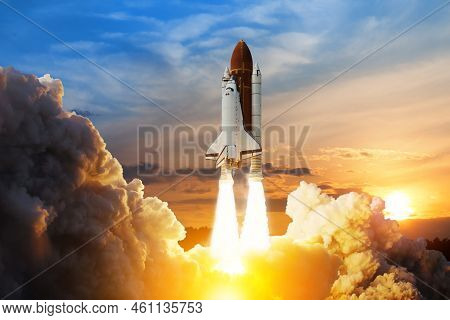 Spaceship Lift Off. Space Shuttle With Smoke And Blast Takes Off Into Space On A Background Of Sunse