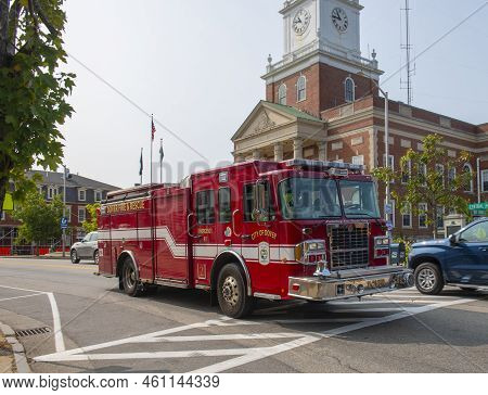 Dover, Nh, Usa - Sep. 15, 2020: Dover Fire Truck On Running In Front Of Dover City Hall At 288 Centr