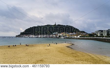 San Sebastian, Guipuzcoa, Spain, 09,01,2022: Landscape Of La Concha Beach In The City Of San Sebasti