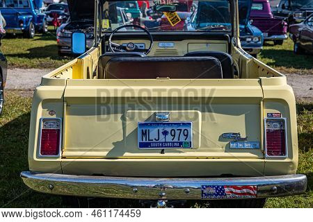Daytona Beach, Fl - November 24, 2018: Rear Corner View Of A 1966 Kaiser Jeep Jeepster Commando Open