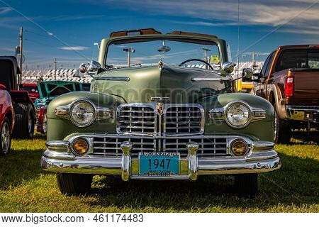 Daytona Beach, Fl - November 24, 2018: Low Perspective Front View Of A 1947 Lincoln H-series Style 7