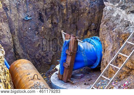 Coupling With A Clamp At The End Of The Recovered Pipe To Maintain Pressure And Straighten The Recov
