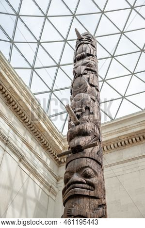 London, Uk - August 19, 2022: Haida Totem Pole In The Great Court At The British Museum Designed By 