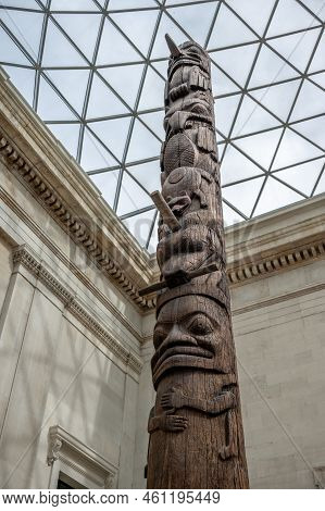 London, Uk - August 19, 2022: Haida Totem Pole In The Great Court At The British Museum Designed By 