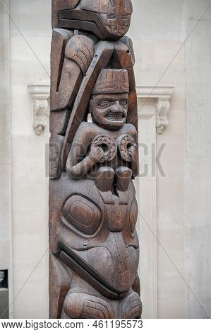 London, Uk - August 19, 2022: Haida Totem Pole In The Great Court At The British Museum Designed By 