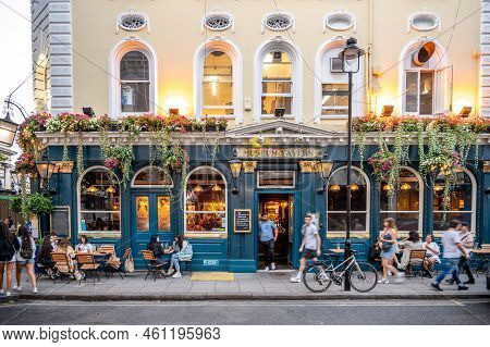 London, Uk - August 25, 2022: Exterior Of The Museum Tavern Pub In London At Night.