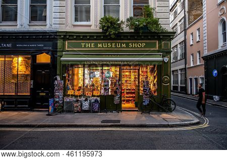 London, Uk - August 25, 2022: Exterior Of The Museum Shop In London At Night.
