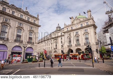 London, Uk - August 22, 2022: People And Traffic On The Picadilly Circus. This Is A Famous Place In 