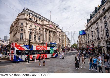 London, Uk - August 22, 2022: People And Traffic On The Picadilly Circus. This Is A Famous Place In 