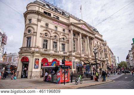 London, Uk - August 22, 2022: People And Traffic On The Picadilly Circus. This Is A Famous Place In 