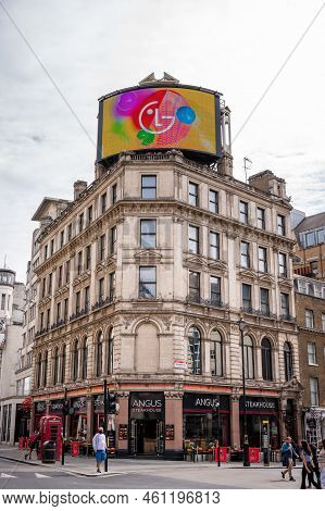 London, Uk - August 22, 2022: People And Traffic On The Picadilly Circus. This Is A Famous Place In 