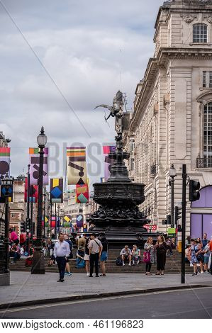 London, Uk - August 22, 2022: People And Traffic On The Picadilly Circus. This Is A Famous Place In 