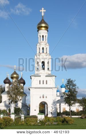Православная церковь с колокольней в России