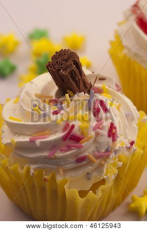 Delicioso Cupcake com creme e Chocolate Flake