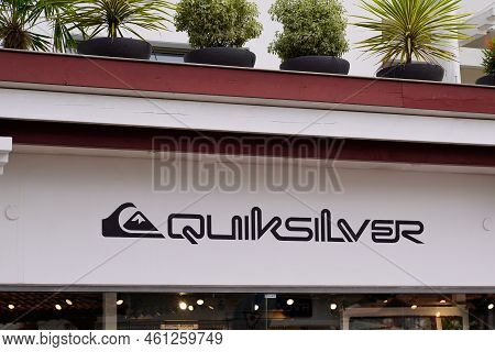 Bordeaux , Aquitaine  France - 08 29 2022 : Quiksilver Chain Logo Sign And Brand Text On Sport Wear 