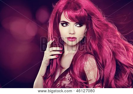 Capelli. Bella ragazza. Sani capelli lunghi. Bellezza donna modello. Acconciatura. Sfondo vacanza