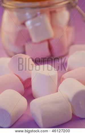 Deliciosos Marshmallows com um frasco de fundo