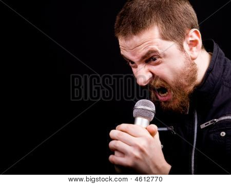 เสียงกรีดร้องของแร่โกรธชายที่ไมโครโฟน