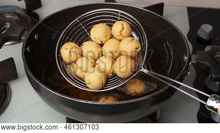 Besan Ball Fry For Making Tasty Sweet, Sweet Besan Ke Laddu,indian Sweets - Besan Ke Ladoo