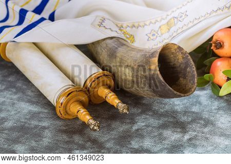 Yom Kippur Jewish Holiday Religious Tradition Attributes Symbols Festival