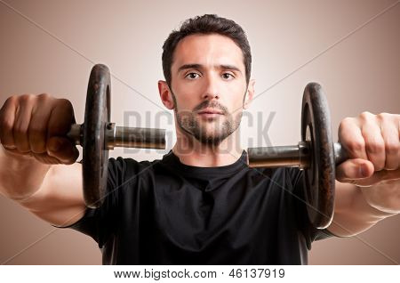 Dumbbels ile çalışan adam