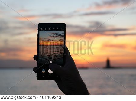 Lewes, Delaware, U.s.a - September 2, 2022 - Capturing Sunset Using A Smartphone