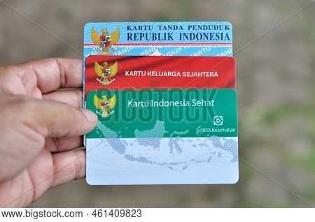 Jakarta, Indonesia - September 12, 2022 : Holds A Prosperous Family Card And Healthy Indonesia Card 
