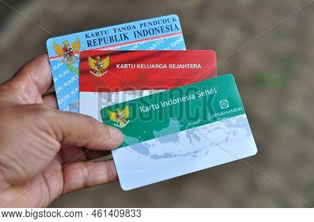 Jakarta, Indonesia - September 12, 2022 : Holds A Prosperous Family Card And Healthy Indonesia Card 