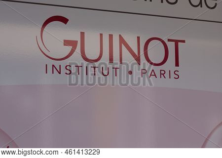 Bordeaux , Aquitaine  France - 10 09 2022 : Guinot Institut Paris Sign Logo And Brand Text Windows O