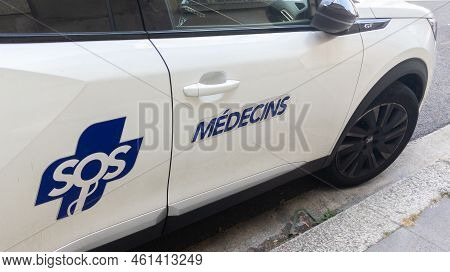 Bordeaux , Aquitaine  France - 10 09 2022 : Sos Medecins Logo Text And Brand Sign On Car Of Medical 