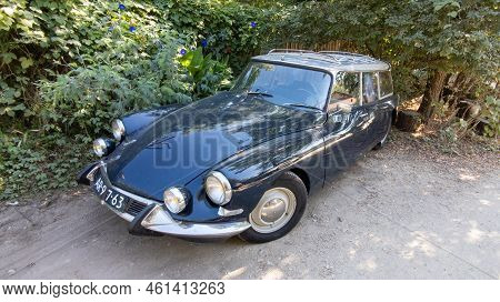 Bordeaux , Aquitaine  France - 10 09 2022 : Citroen Ds Vintage Break Station Wagon French Car Parked