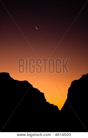 Wadi Rum - zachód słońca z księżyca