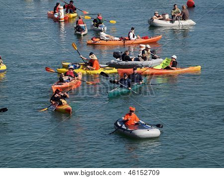 Kajakroere, og bådejere pagaj i Mccovey Cove håber på en Homerun bold